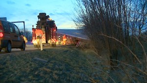 Vodič (45) si prevrátil na diaľnici kamión. Mal poriadne uhnuté...