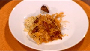 Zemiaková baba s kyslou kapustou na klobáske