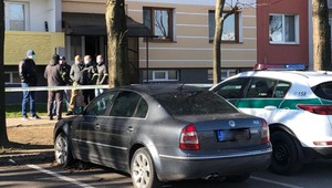 Tragédia v Komárne. Muž sa vrátil do izby zakrvavený so slovami, že zabil otca