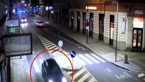 VIDEO: Vodička unikala pred policajtmi, ujsť im chcela po električkových koľajach