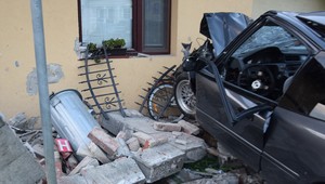 Mladý vodič nezvládol rýchlosť a havaroval. S autom skončil v betónovom múre