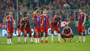 Ako na šmýkľavke! Vypredaná aréna Bayernu videla postup Dortmundu