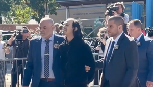 Z balkóna mal zhodiť partnerku aj dieťa. Po zadržaní sa vysmieval do kamier
