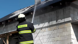 Novostavbu zachvátili plamene. O strechu nad hlavou prišla rodina s 3 malými deťmi