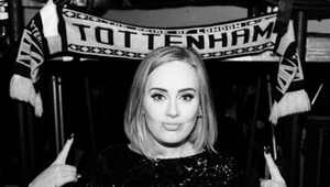 Adele pripomenula tragédiu. Ľudia ale žasnú z jej zmenenej tváre!