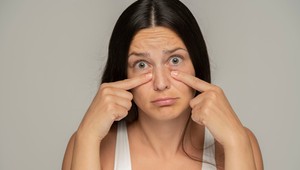 Zvládnete to aj bez plastiky: Zbavte sa ovisnutých viečok vďaka jedinej surovine, ktorú máte doma