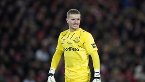 Brankár Evertonu porušil povinnú karanténu. Užíval si box a pivo