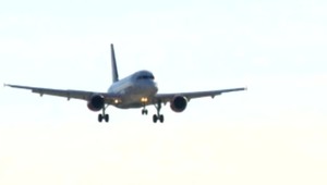 VIDEO: Aerolinky násilím vyviedli cestujúceho z lietadla