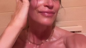 Spoznali by ste ju aj nenalíčenú a úplne prirodzenú? Bez mejkapu vyzerá ako úplne iný človek!