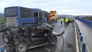 Tragická zrážka autobusu s autom: Šofér na mieste zomrel