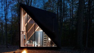Domov alebo útočisko v lese? Sebestačný minidom môže byť oboje
