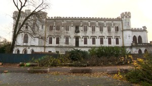 Kaštieľ v Rusovciach už dlhé roky chátra. Jeho rekonštrukcia bude drahšia, než sa predpokladalo