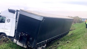 Vodiči, pozor: Na diaľnici D2 zišiel kamión mimo vozovky