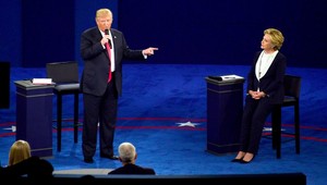 Trump klame, tvrdí Clinton. Ona je diabol, reaguje boháč