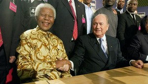 Za Mandelom smúti FIFA, Pelé aj obaja Ronaldovia