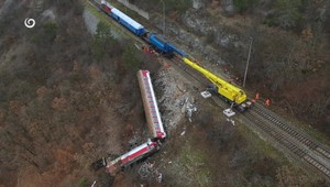 Vagón po zrážke rýchlikov visel nad roklinou mesiace. Vyťahovanie komplikoval terén