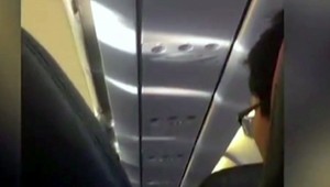 Pilot lietadla s pokazeným motorom cestujúcim: Modlite sa za šťastný návrat