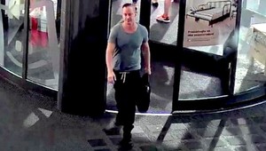 VIDEO: Polícia pátra po mužovi, ktorý na zastávke napadol občana Nigérie