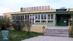 Otec sa s dcérou vídaval v cukrárni. Keď ju zavreli, navrhli mu bar