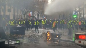 VIDEO: Výtržnosti v uliciach Paríža pre ceny nafty a benzínu. Protestujúci podpálili aj autá