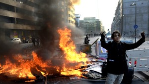 Lietali kamene a horeli autá, radikáli nechcú ECB vo Frankfurte