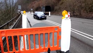 Na cestu pod Strečnom spadla skala. Úsek je už prejazdný