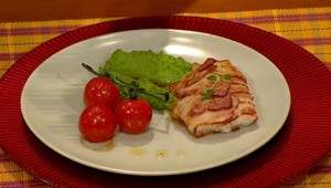 Pangasius na slanine s hrachovým pyré