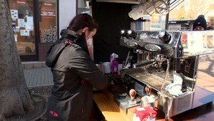 Keď nemôžu vonku ľuďom svoju kávu predávať, tak im ju budú rozdávať. Len tak, za jeden milý úsmev