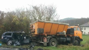 Zrážka vozidiel sa skončila tragédiou. O život prišiel jeden z vodičov