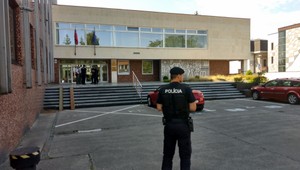 Súdy v Trenčianskom kraji prehľadávajú, anonym nahlásil bombu