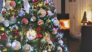 Vyskúšajte super trik pri zdobení stromčeka: Takto bude vyzerať oveľa krajšie a luxusnejšie