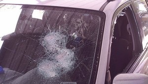 Muž spal v aute. Zaútočili na neho deti s tyčami, rozbili mu hlavu