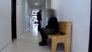 Vtrhli do domu a vyhrážali sa rómskej rodine. Vinu odmietajú, súd to ale videl inak