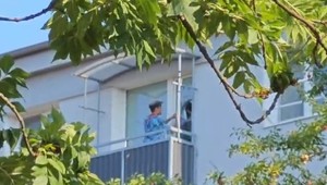 Dráma v Lučenci. Muž s nožom liezol po balkónoch, rozbíjal dvere a vnikol do bytov