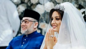 Kráľ Malajzie abdikoval kvôli MISS, pár mesiacov po svadbe sa s ňou rozviedol