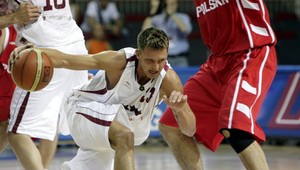 VIDEO: Tak toto je konečná! Supertrojka chrbtom ku košu