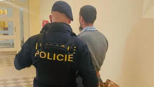 Obvinený muž, ktorý pobodal ženu v centre mesta, ide do väzby