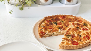 Chcete chutný recept bez mäsa? Stavte na zeleninový quiche s medvedím cesnakom