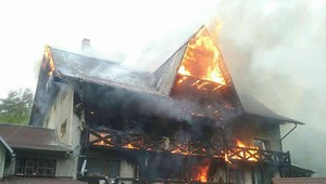 Ubytovňu na strednom Slovensku zachvátil požiar. Ľudí museli evakuovať