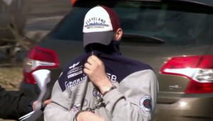 Mladý muž behal po meste s odhaleným prirodzením