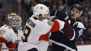 Čo dostal sekací tik?! Kapitán Colorada rúbal do súpera hokejkou sťa šialený!