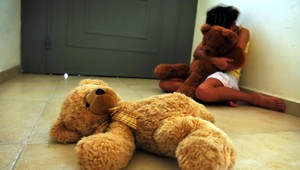 Dvaja tínedžeri z okolia Nitry za bieleho dňa znásilnili školáčku (13)