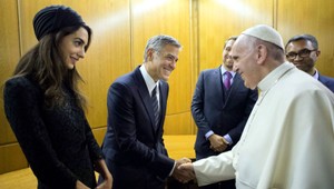 Richard Gere a George Clooney sa stretli s pápežom