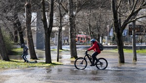 FOTO: Začali s odstraňovaním poruchy potrubia pri Sade Janka Kráľa