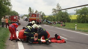 Prevrátený autobus bol plný študentov!