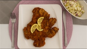 Teľací schnitzel, zemiakový slovenský šalát
