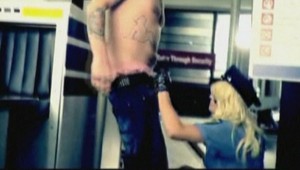 Sexi Pamela na letisku vyzliekala ľudí z "kože"