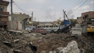 Obyvatelia Mosulu opravujú domy. Nachádzajú aj telá mŕtvych bojovníkov