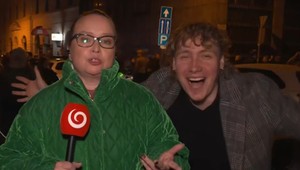 Maďari jasajú v uliciach. V živom prenose prekričali aj redaktorku TV JOJ