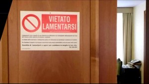 Tabuľka na dverách pápeža Františka hovorí jasne: Zákaz bedákania